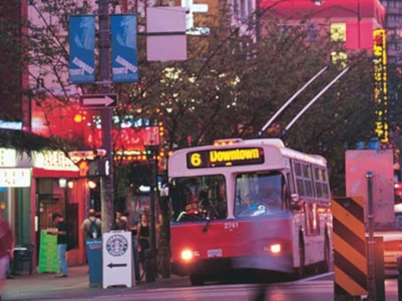 グランビル通りは路線バスも多いメインストリートなのだが (C) Tourism Vancouver
