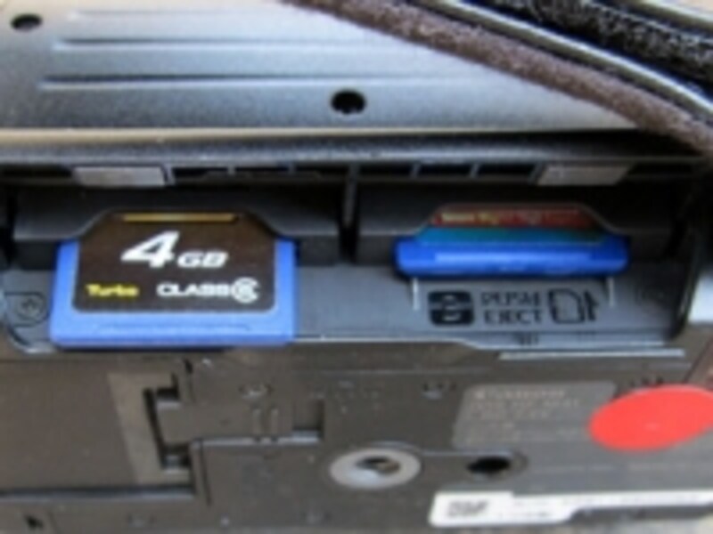 2つのSDメモリースロットで、メモリーを交換する手間を省いて長時間撮影ができる