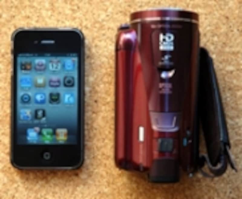 HF M41をiPhoneと比較してみたところ。小型化が主流のビデオカメラとしては、やや大きめだ