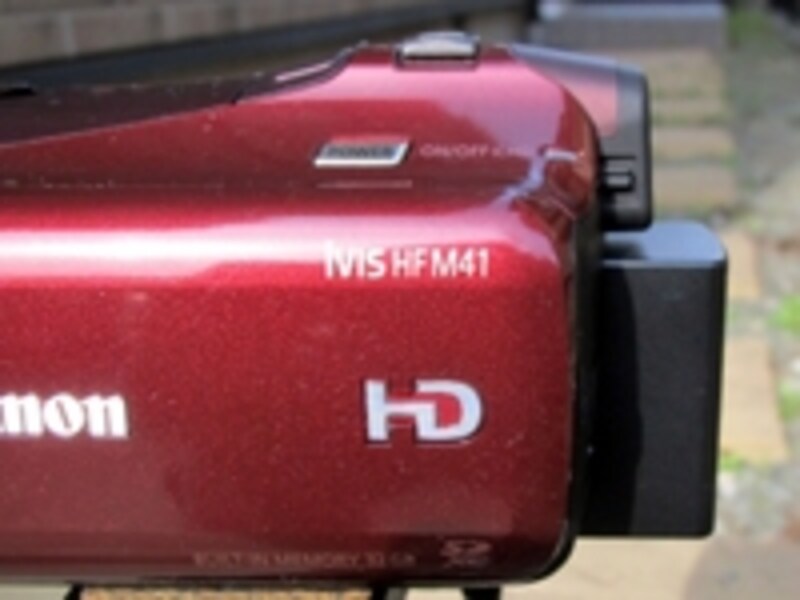 大容量のバッテリーを装着すると、ビューファインダーが覗きにくくなる（バッテリーはBP-827）