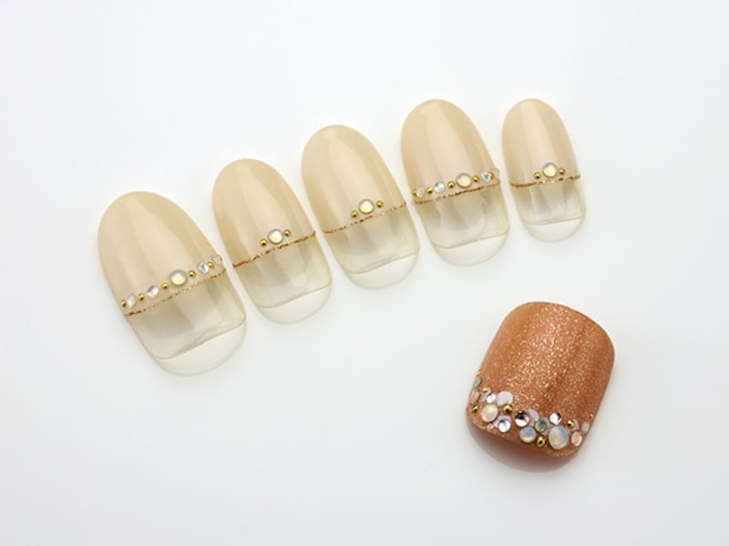 控えめに輝く小ぶりのストーン