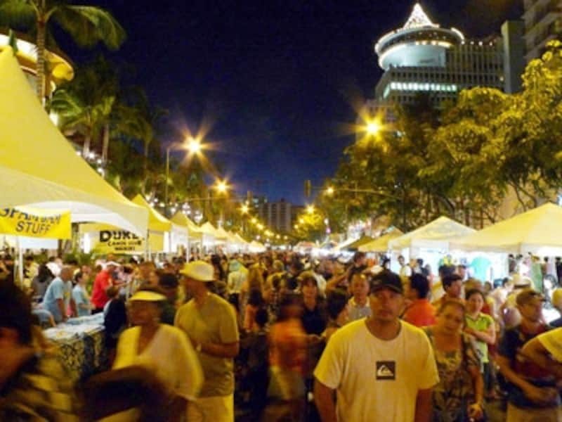 毎年約700万缶ものスパムが食べられるハワイで開催されるスパム缶のお祭り。2010年は２万５千人が参加