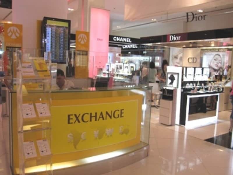 買い物の途中「タイバーツが足りない！」というときに助かるデパート内の両替所