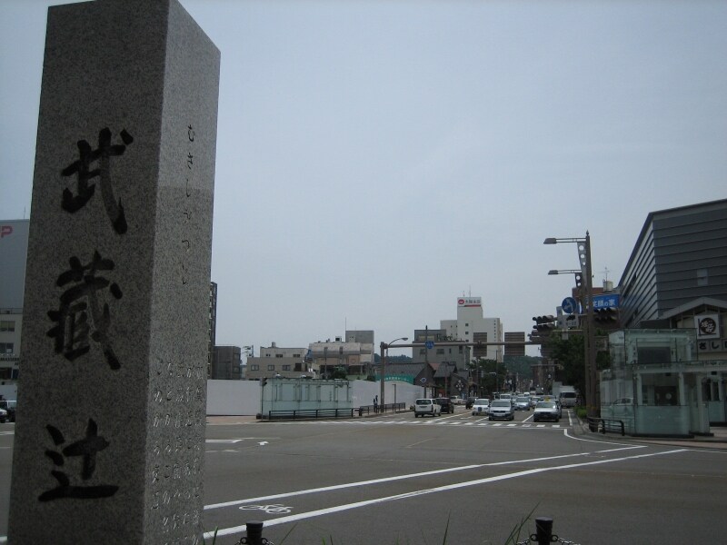 武蔵ケ辻交差点。右角が近江町市場