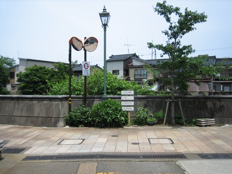 大通りから浅野川沿いに出る道