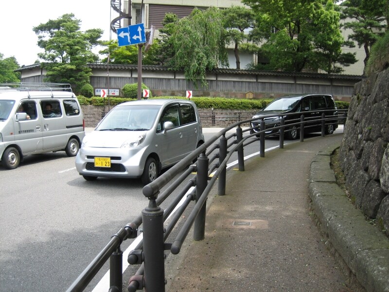 車が次々に突っ込んでくるので危険です