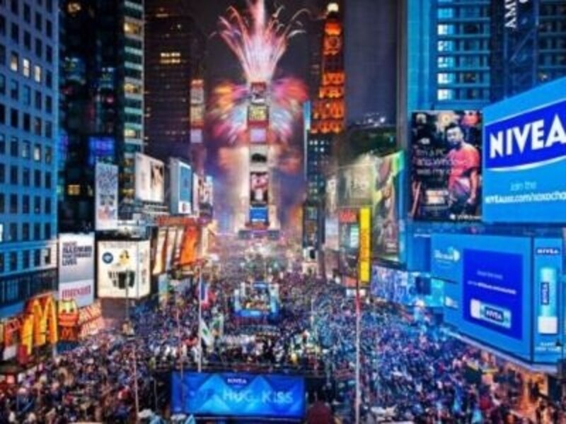 周りの人とハグ＆キスでカウントダウン