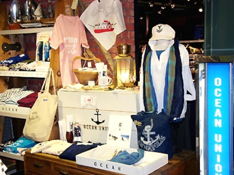 2号館2階「YOKOHAMA OCEAN UNION」では、横浜らしいマリンなファッション、グッズがそろいます