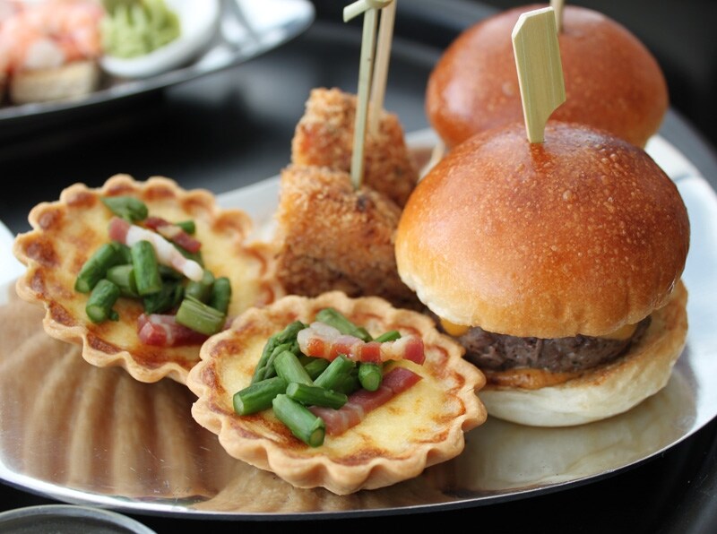 ekki（エキ）看板メニューがアフタヌーンティーでも。2センチ程度の厚いパテは、かみしめるほどにジューシーな味わい