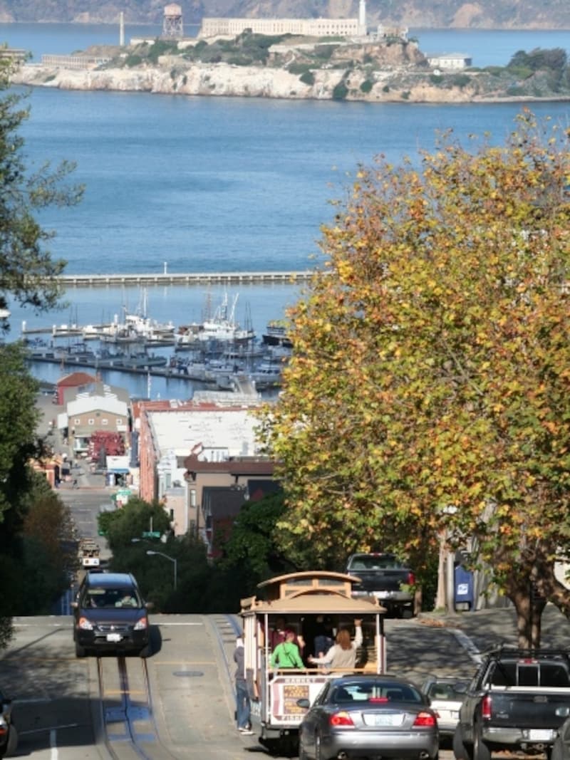 ロンバードストリートの上から見るアルカトラズ島