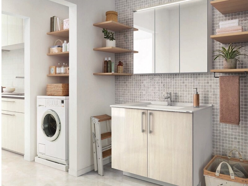 キッチンの近くに洗面と洗濯機を設ければ家事も楽に。扉材などのデザインを統一させても。[エスクアＬＳ] TOTOundefined https://jp.toto.com/