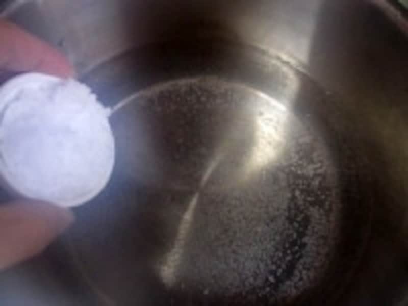 鍋に水と塩を入れる