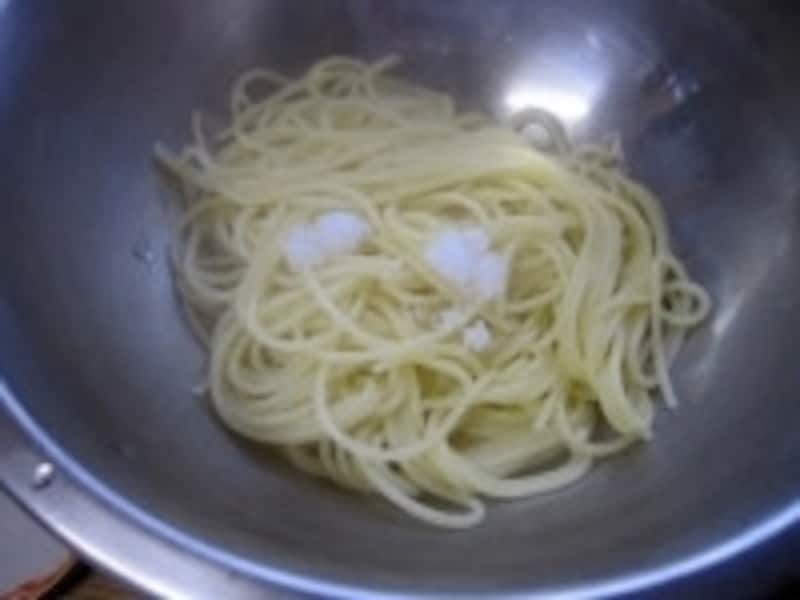 パスタを引き上げる