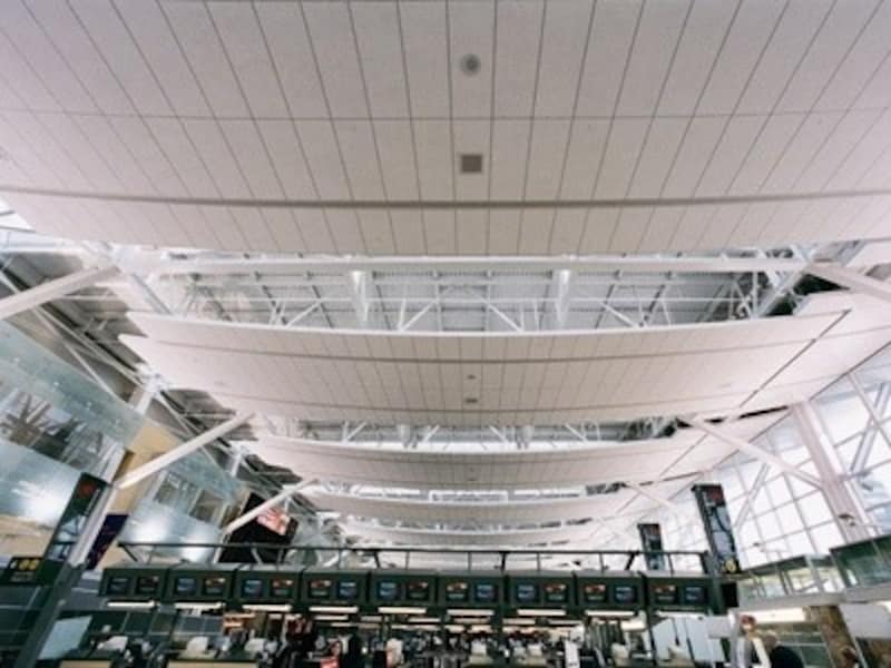 日本からの直行便が数多く発着するバンクーバー空港では、搭乗ゲート内外あわせて11箇所もの両替所がある