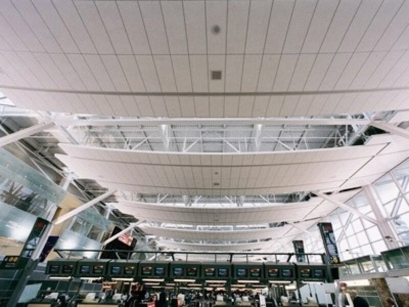 日本からの直行便が数多く発着するバンクーバー空港では、搭乗ゲート内外あわせて11箇所もの両替所がある