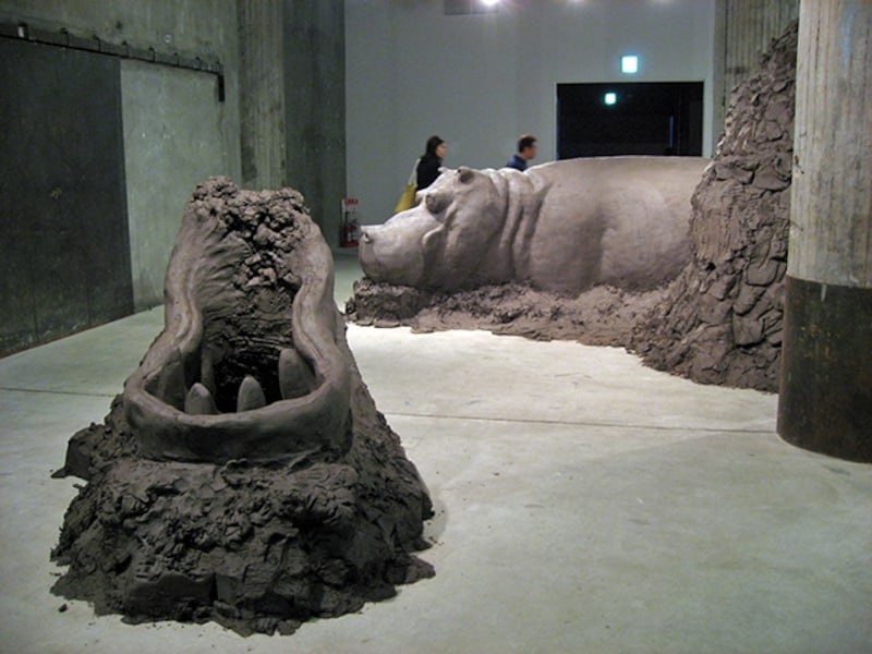 会場に入るといきなりあらわれる、巨大なカバ。デワール＆ジッケルの作品で、20トンもの粘土を使って2人で作り上げたもの。DEWAR&GICQUEL《untittled》 2007