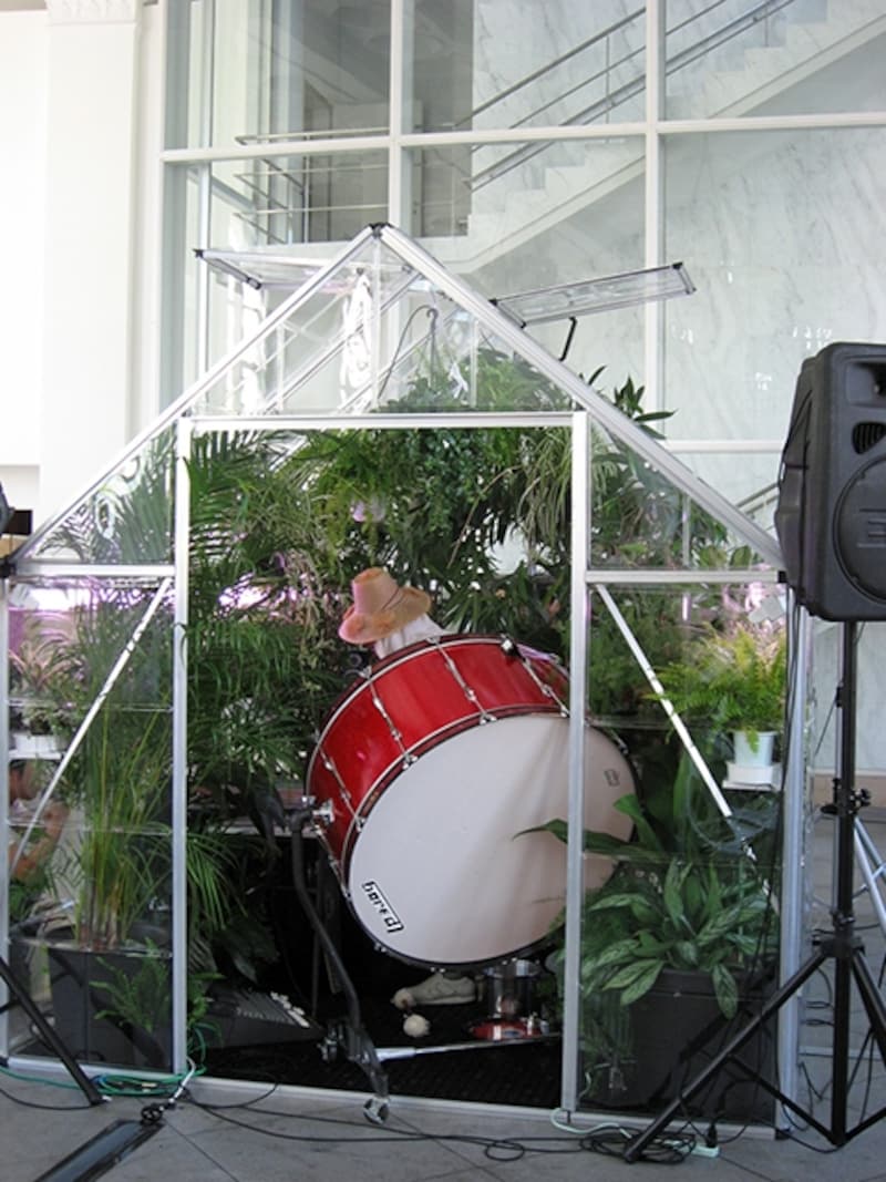 「ミュージック フォー プランツ」パフォーマンスのようす