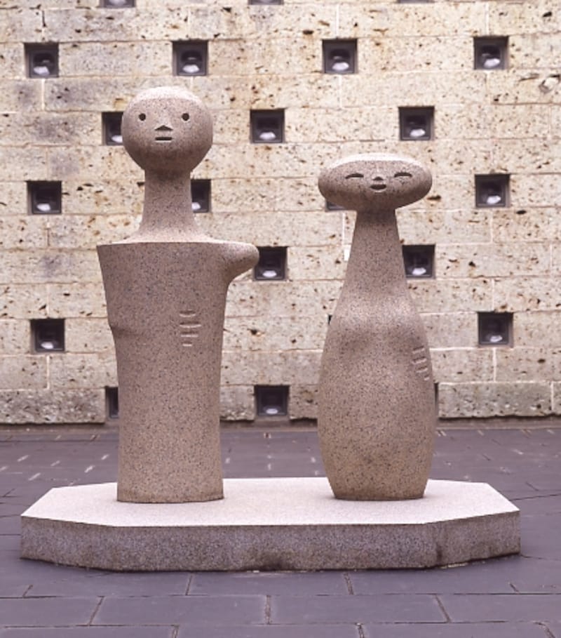 イサム・ノグチ《こけし》1951年undefined御影石undefinedundefined*鎌倉館の中庭に常設