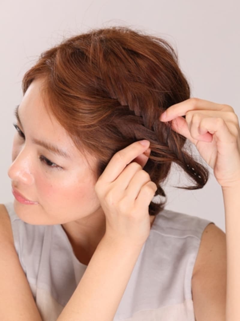 指先でつまむように毛束を広げる