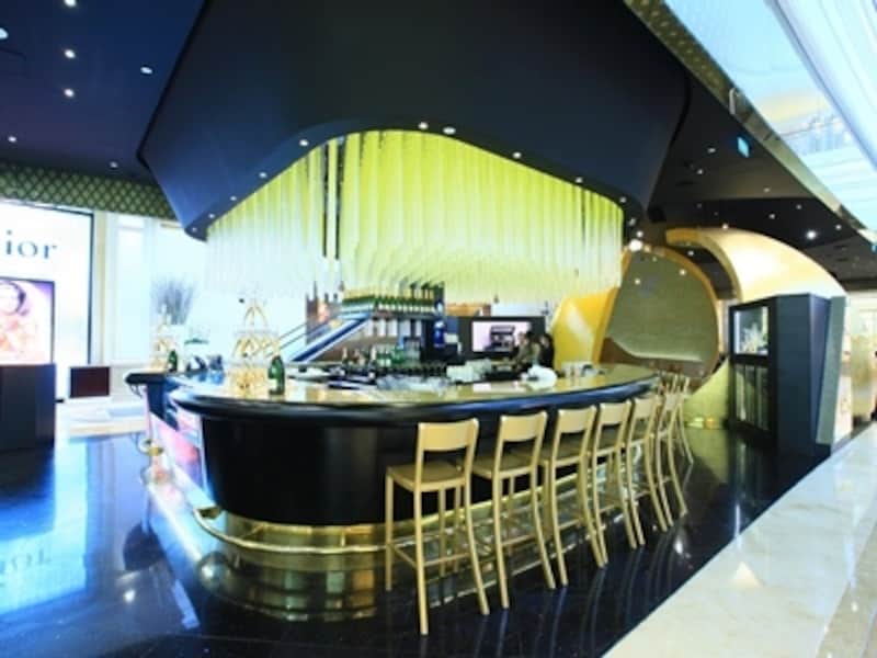 開放感あるオシャレな雰囲気のバーカウンター。シャンパン販売コーナーも (c) The Venetian Macao