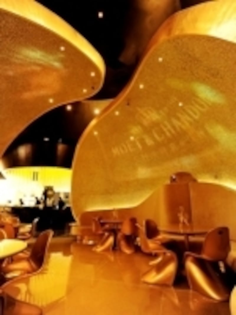 モエ・バーのテーブル席