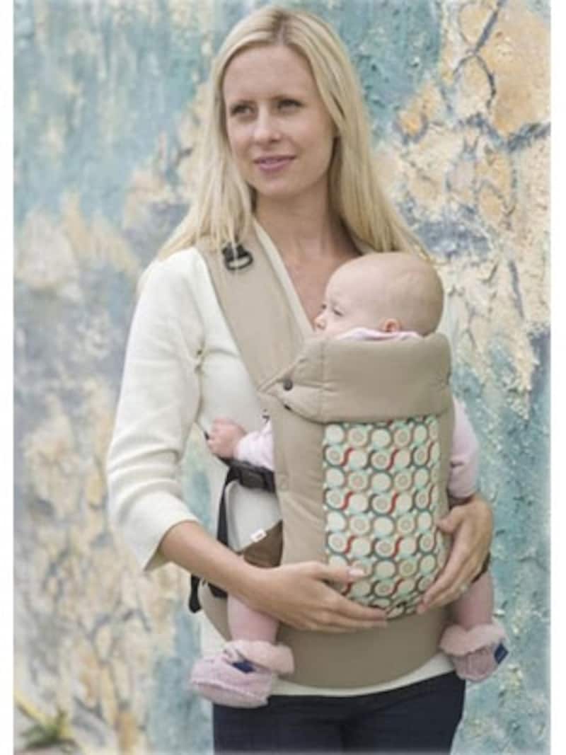 ヘッドサポートを折り曲げられ、前向き抱っこが可能