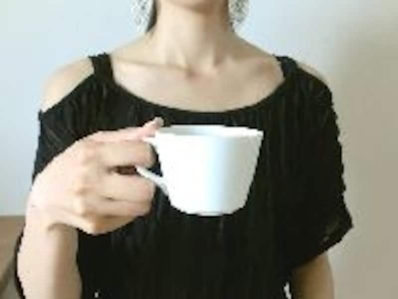 持ち手に通した指と親指に注目