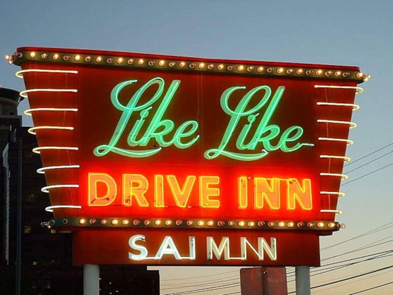 SAIMINの文字が入ったリケリケ・ドライブインのネオン