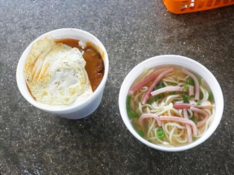 レインボー・ドライブインのカップ入りサイミン(右・2.95ドル)とロコモコ