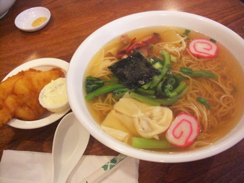 左上の小皿に注目。サイミンにはどの店でもカラシが付いてくる