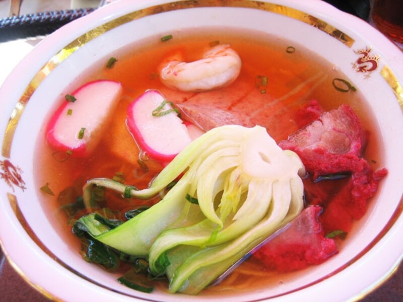 ヒルトン・ハワイアン・ビレッジ「トロピクス・バー&グリル」では、サイミンは朝食メニュー。エビ、スパム、青梗菜が入ったオシャレなサイミンでした