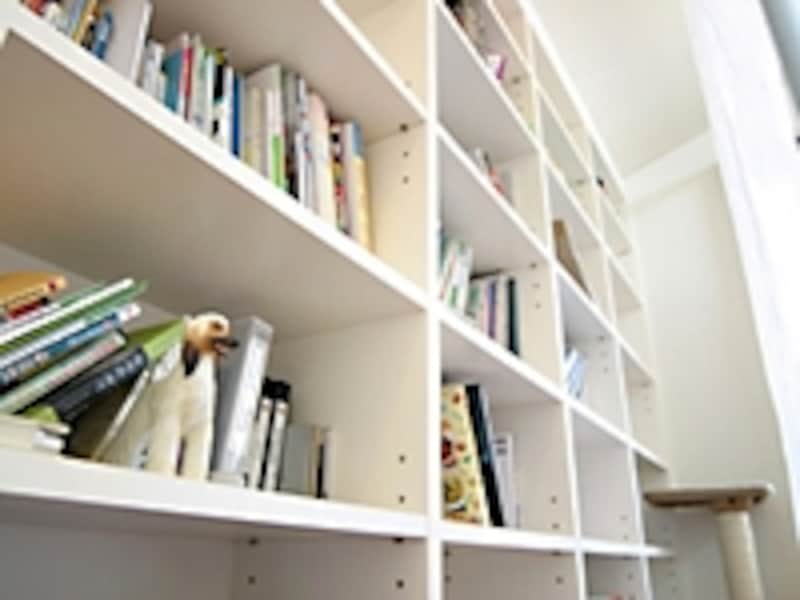 本棚は深さ20cm～30cmあるので、文庫本やコミックスを収納すると奥行きにムダが出る。