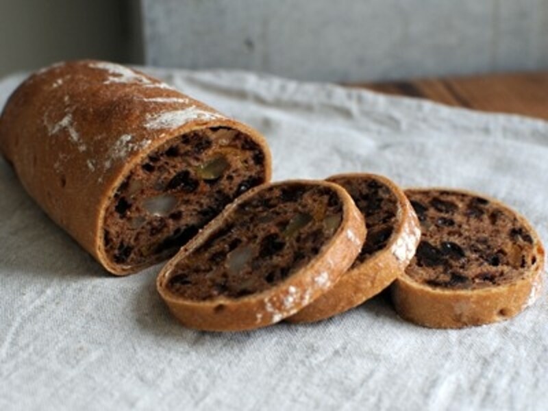 フルーツ＆ナッツブレッド (1/2本 630 円)