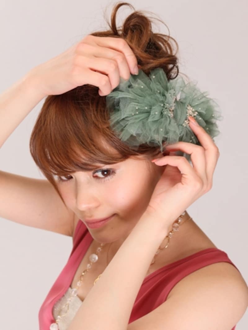 ヘアアクセで顔周りに視線を集中させて