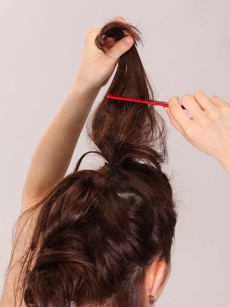 表面は少し残して内側の毛束に立てる