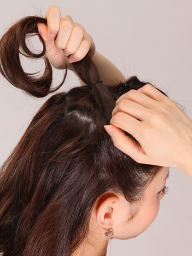 少し高めの位置で結ぶとキュート