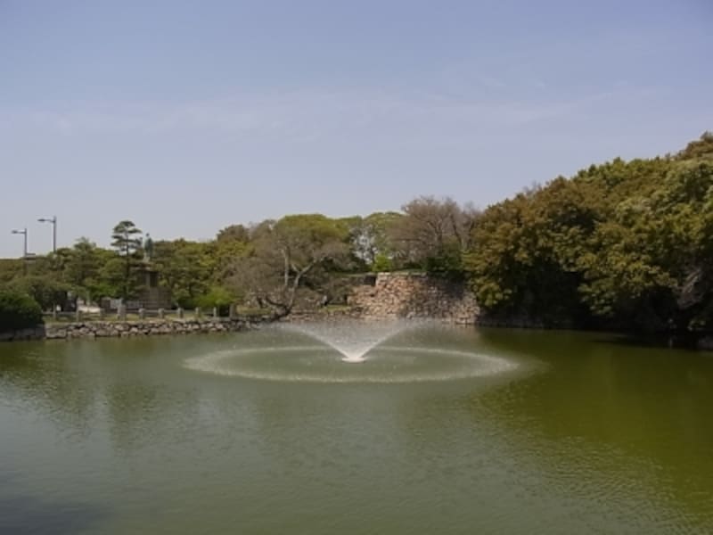 明石公園、お堀、JR明石