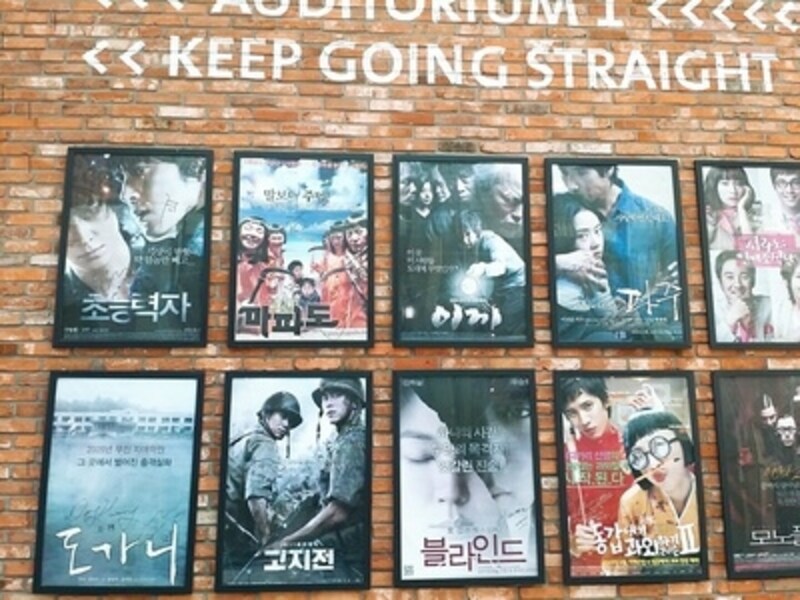 CGVで上映された人気作品の数々。ポスターをﾊﾞｯｸに記念撮影するのはいかが？