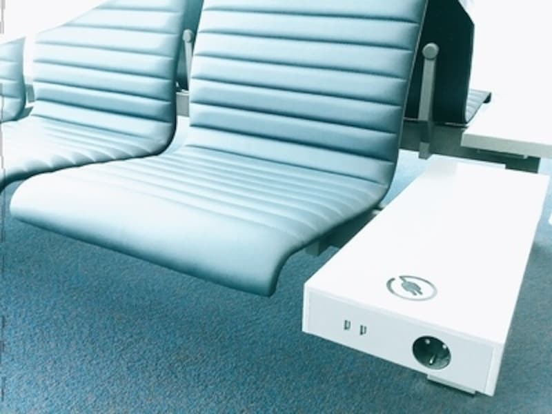 デジタル時代の今、どこでも必要不可欠な充電スポット。USB利用ができるのも助かるところ