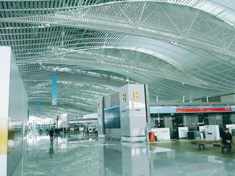 あら揺るパートで空港技術の最先端を取り入れたのが第2ターミナル。空港ならではの”待ち”の時間も解消！