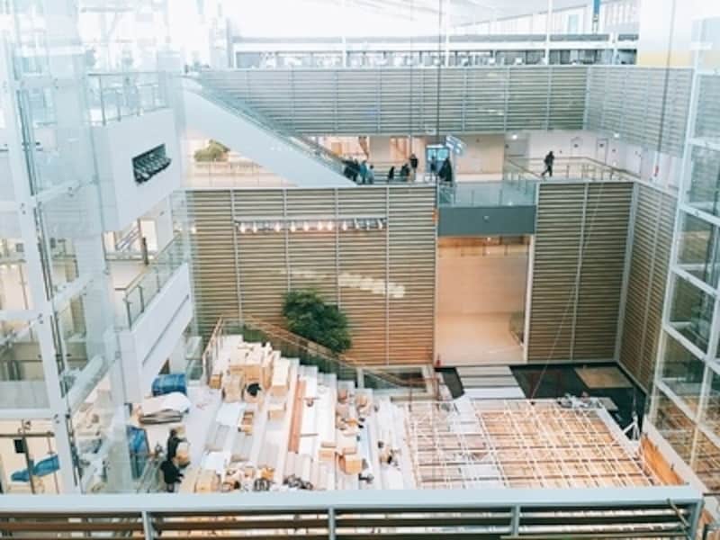 空港全体に華やかで活気ある音が響き渡りそう。一休みのついでに鑑賞もできて一石二鳥！