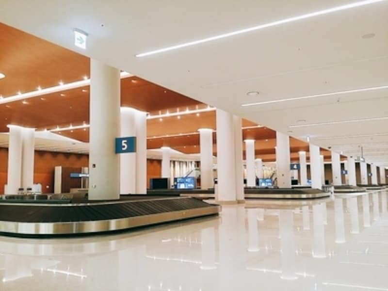 人の流れをスムーズに入国ゲートまで導くための工夫がされています