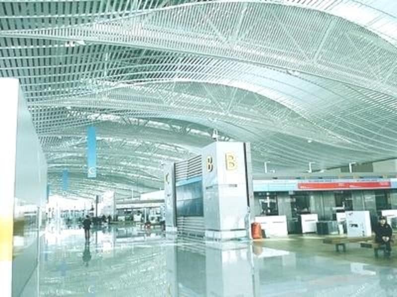 端から端まで移動するのは広すぎる空港だけに、わずかでも歩く距離を短縮できるのは有難し