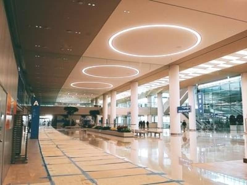 到着フロア（1階）から、地下へ移動すると交通センター(地下1階）があります