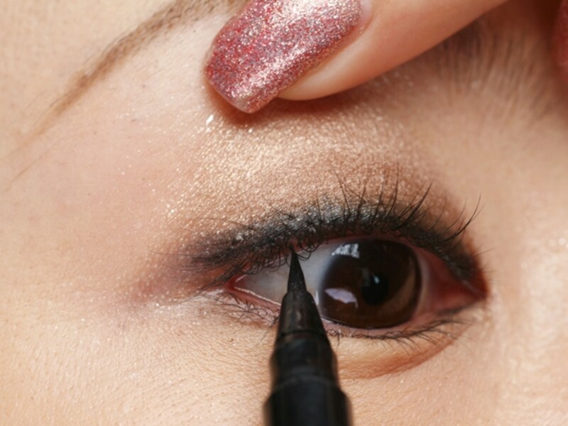 ラインというよりは、まつ毛とまつ毛の間を点を埋めるような気持ちで