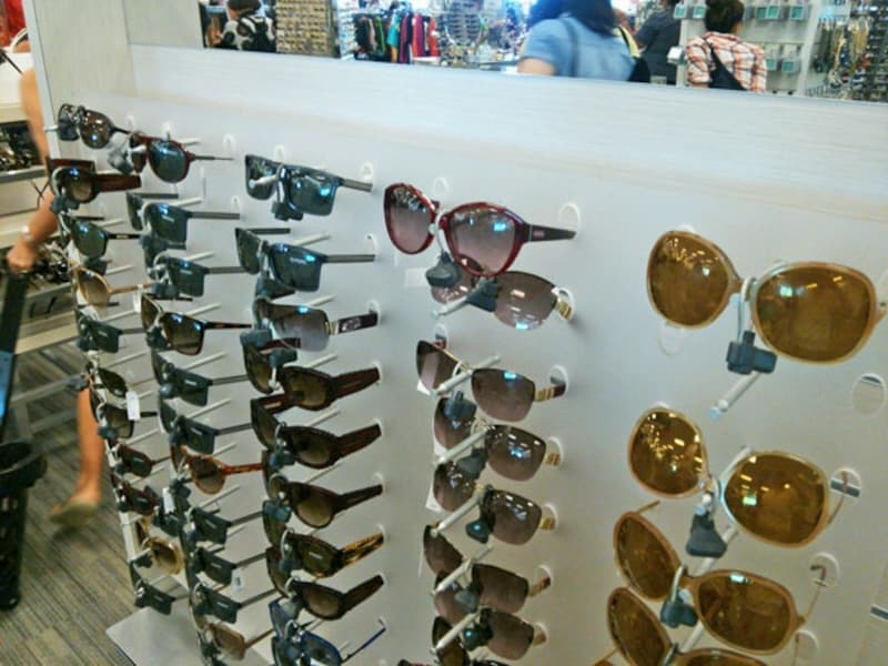 2階入り口近くにあるサングラスコーナー。日差しの強いハワイでは欠かせないアイテム