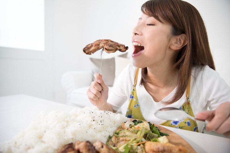 炭水化物や甘いものを急激に欲してしまい、体重も増加。自己嫌悪に陥る女性は多いはず。