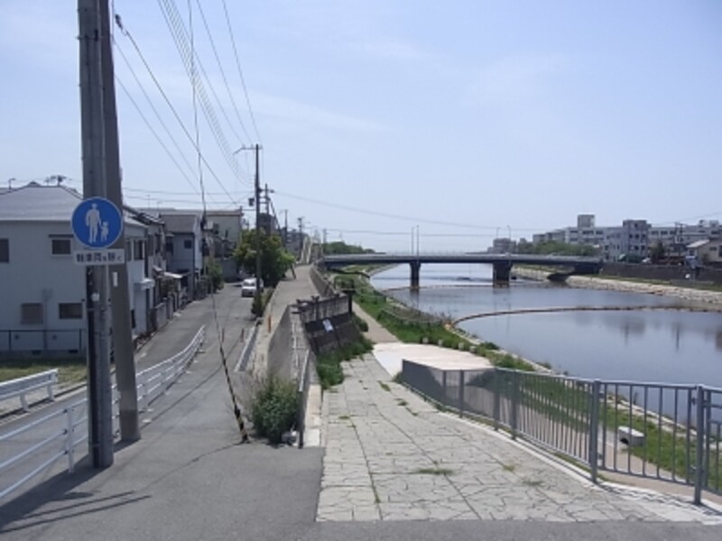 西側には明石川が流れている