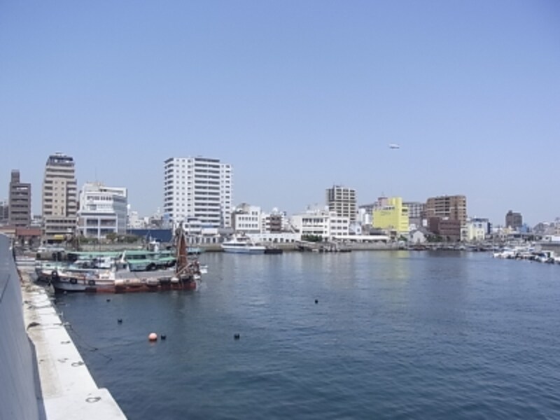 浜川にマンションの多い明石駅周辺の街並
