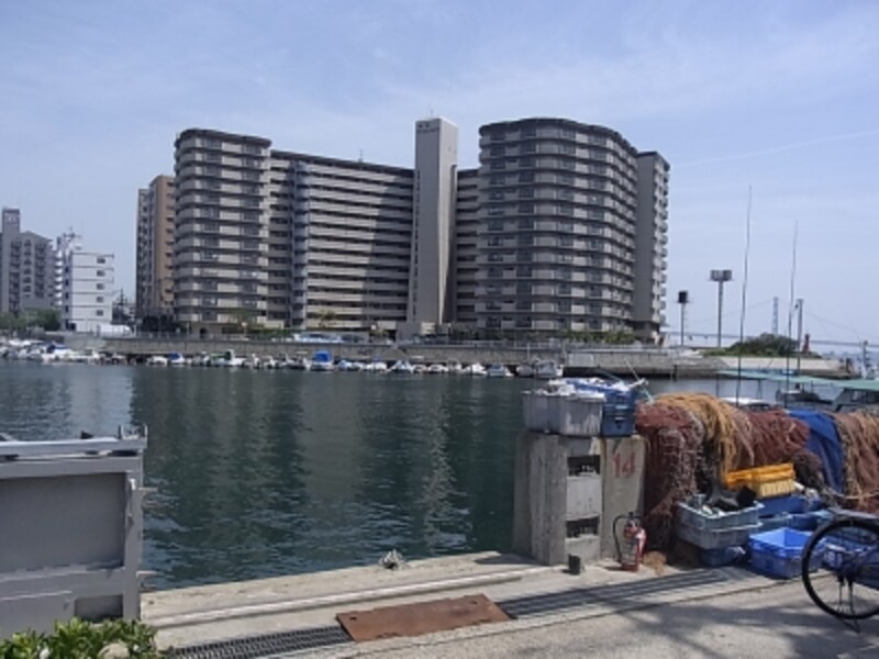 明石、住宅街の中の海のある風景